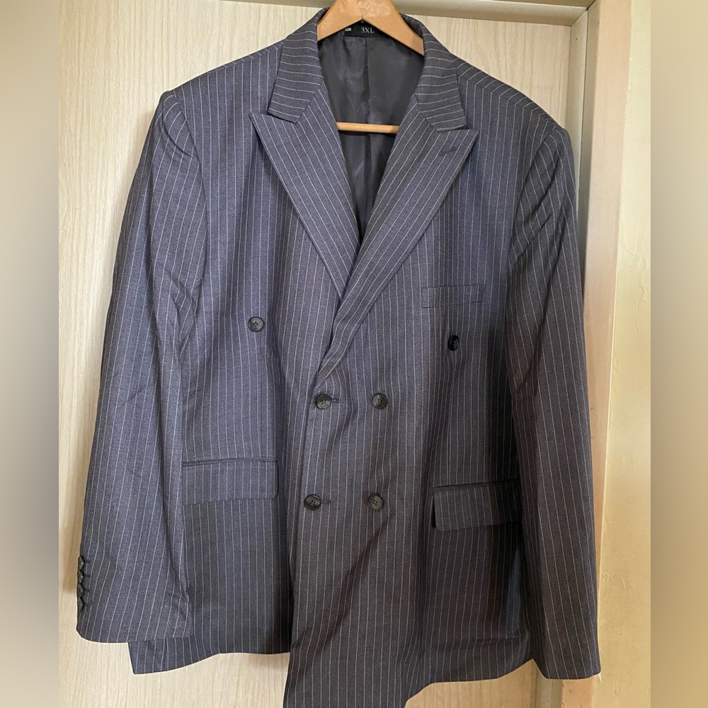 MEN’S PINSTRIPED BUSINESS SUIT!!